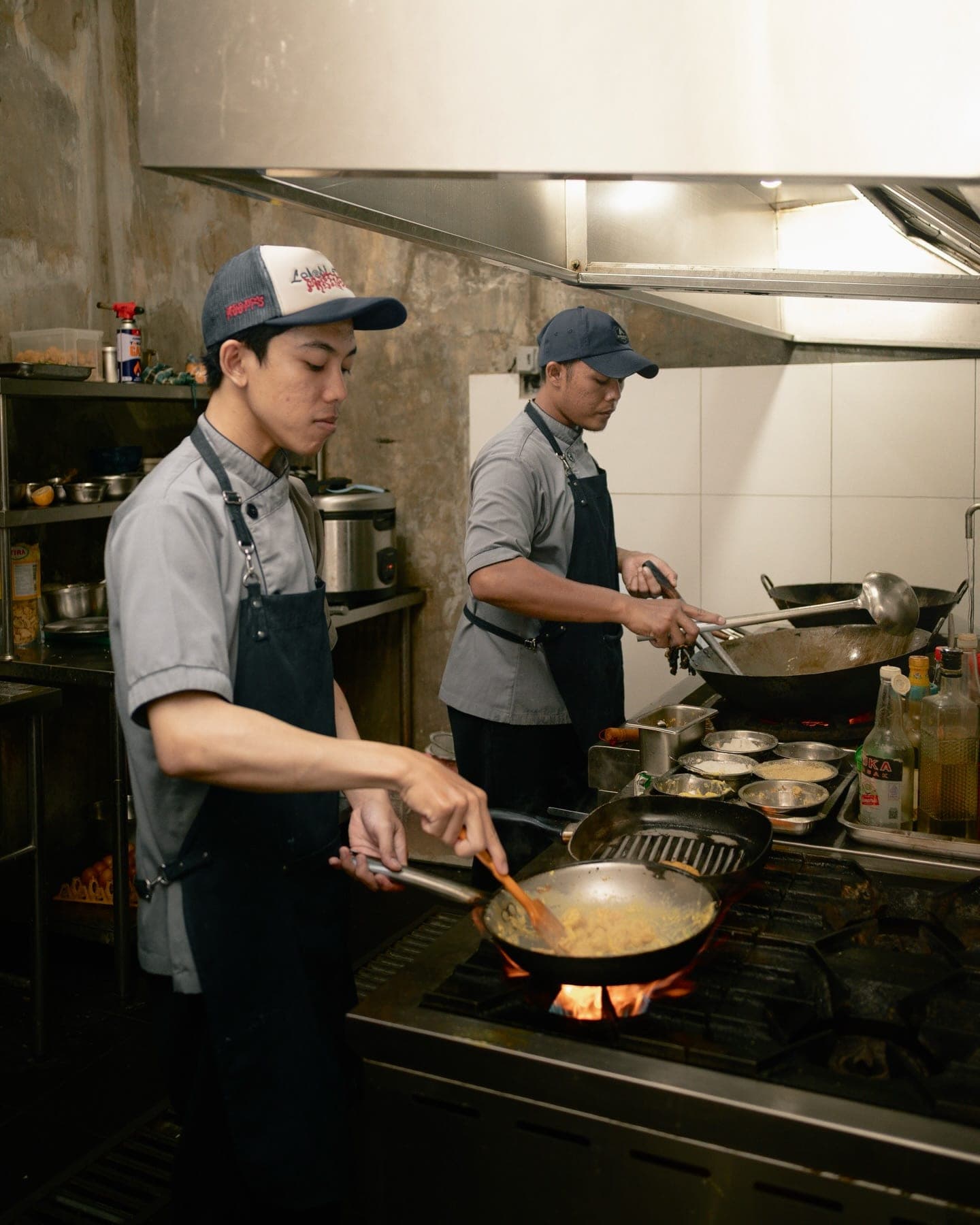 Tim dapur Billions Coffee menyiapkan hidangan acara