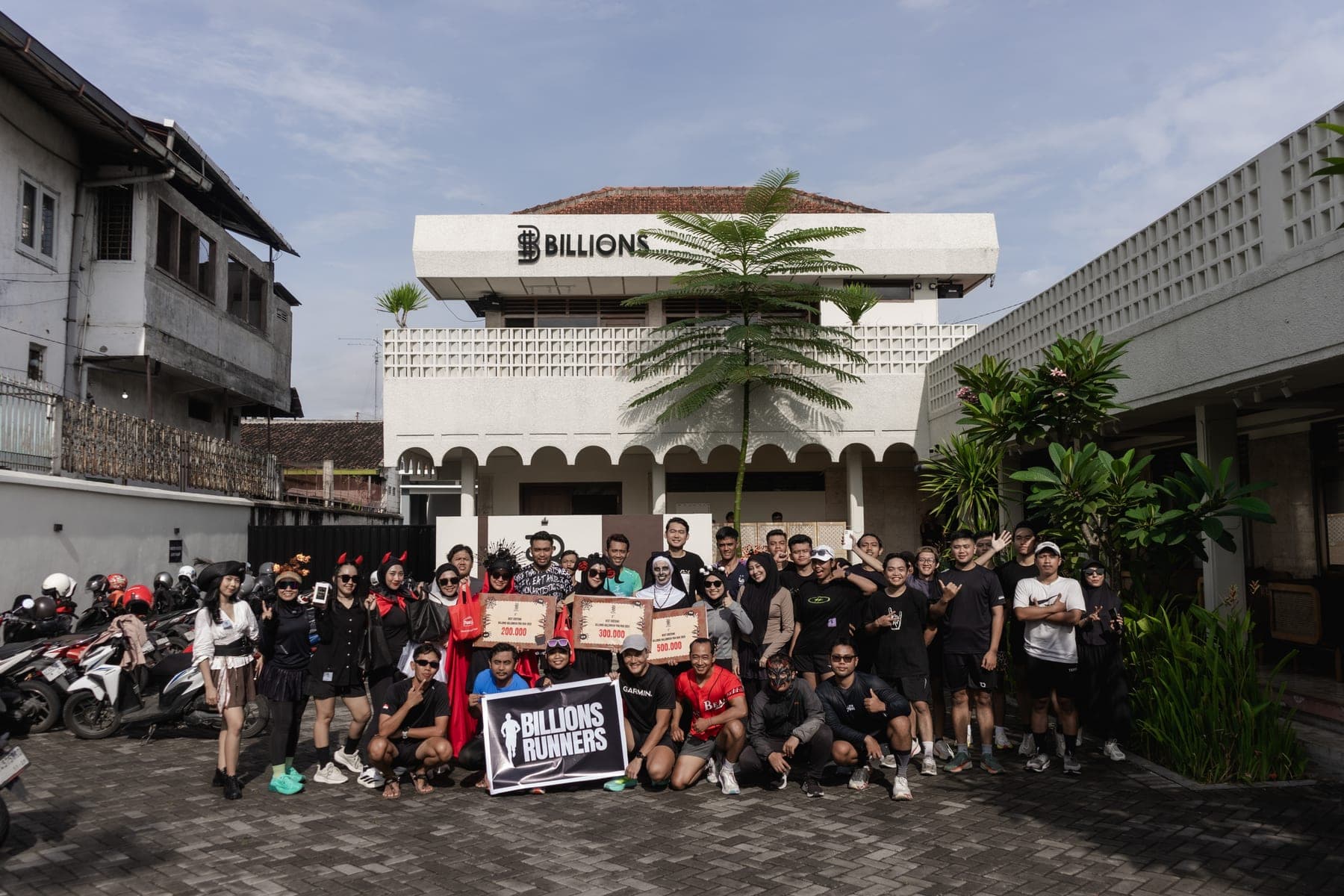 Komunitas Billions Runners berkumpul di depan Billions Coffee