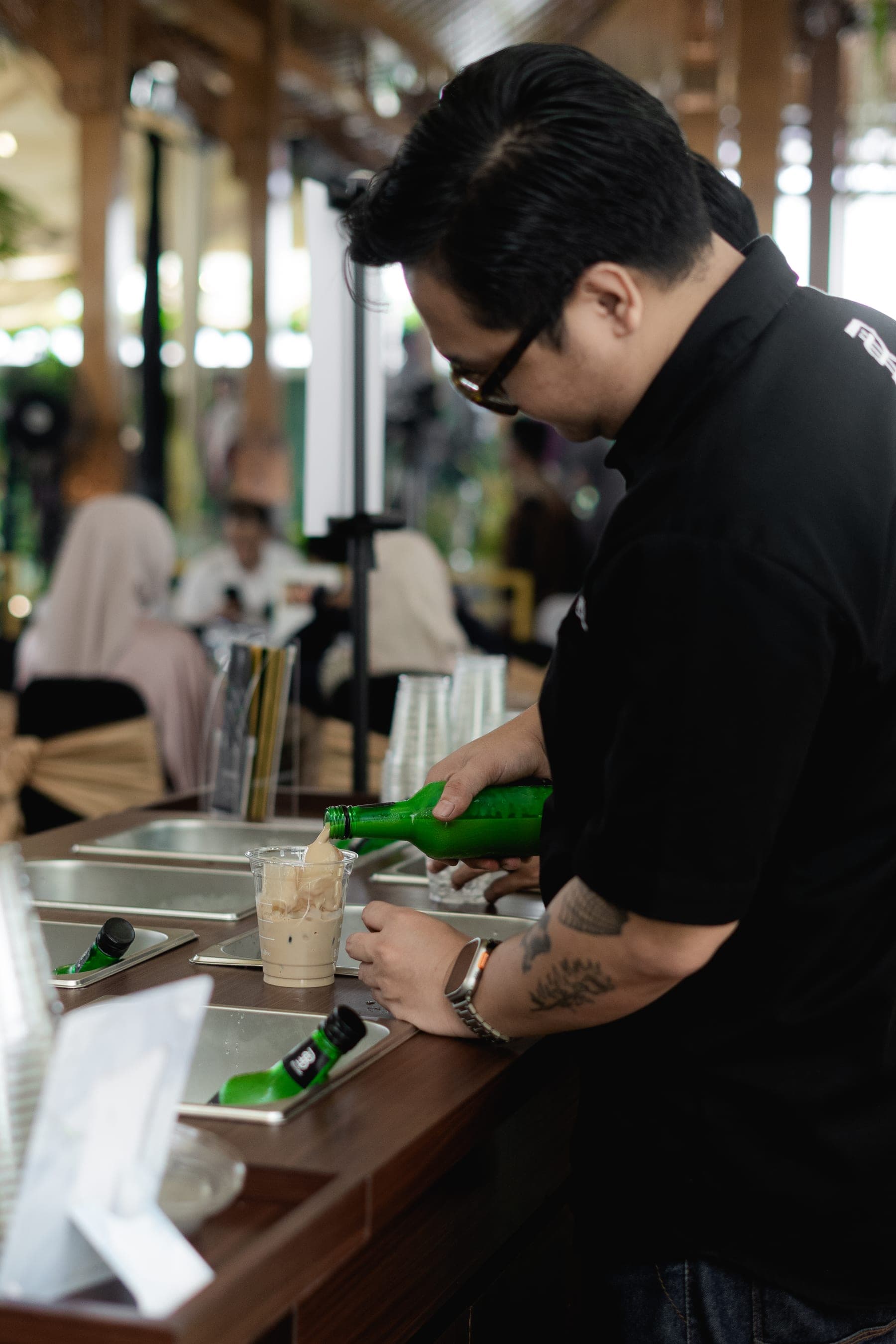 Bartender Billions Coffee meracik minuman di booth event
