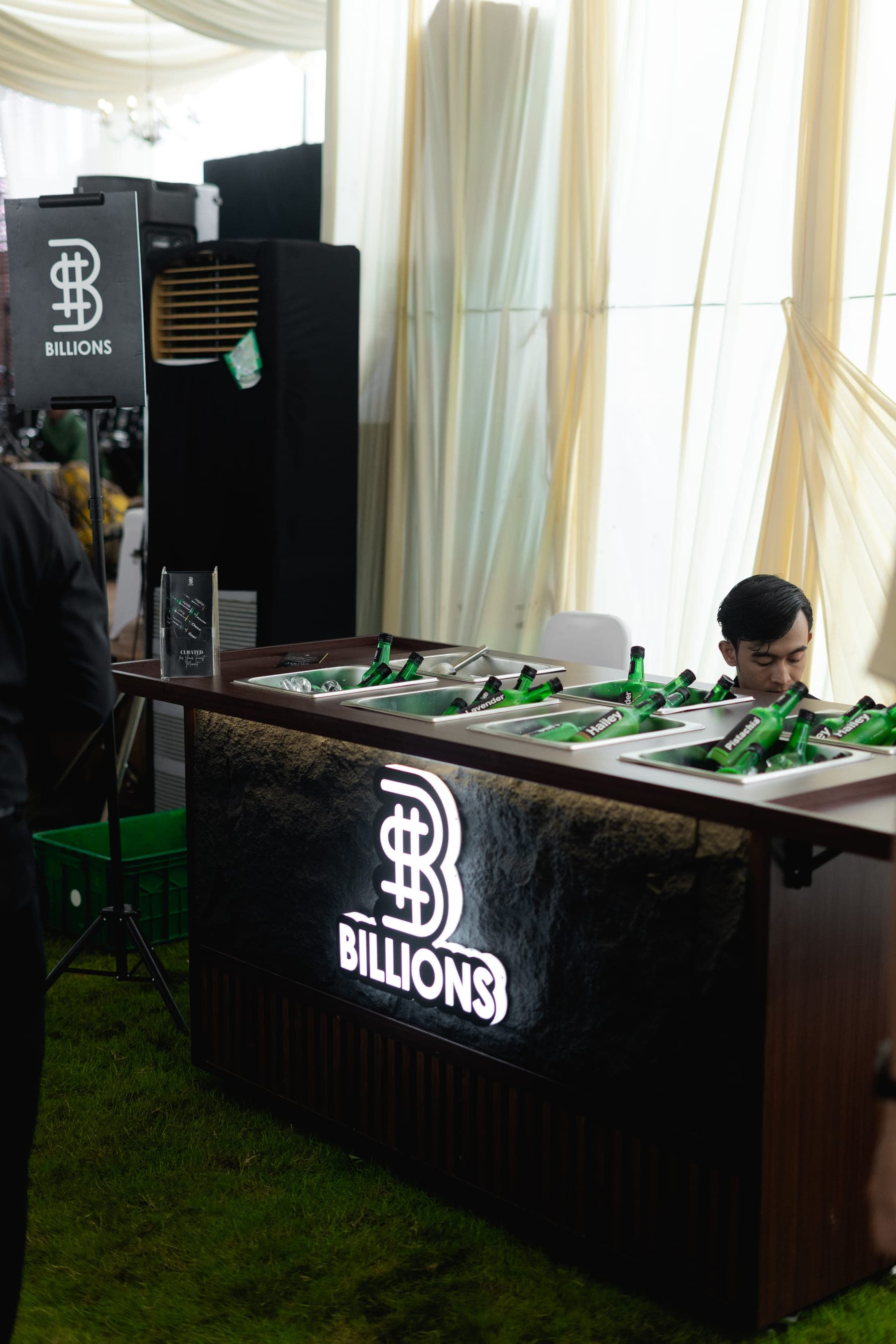 Booth mini bar Billions Coffee di acara pernikahan outdoor